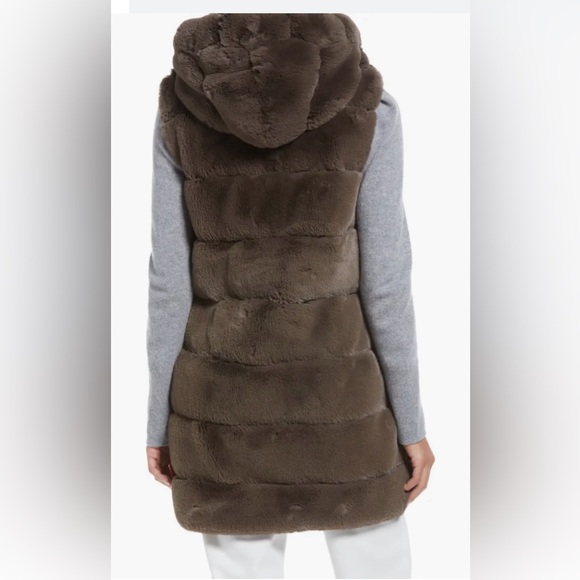 🐻 Via Spiga Grooved Faux Fur Hooded Vest in Taupe size L - Picture 2 of 7
